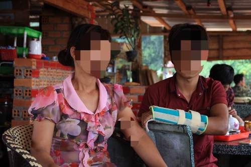 Nhậu xong, cướp tài sản tại quán ăn giữa ban ngày - 2 Chị T. và con trai bị nhóm đối tượng hành hung