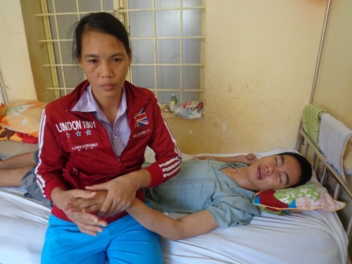 Người mẹ nghèo chưa ngừng hi vọng có ngày con sẽ nhận ra mình