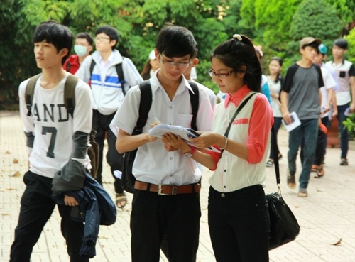 Coi lại bài sau thi. (Ảnh: Thúy Diễm)