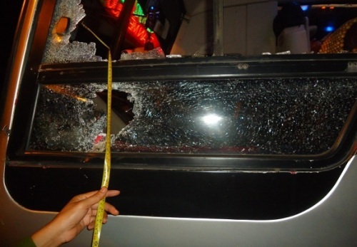 Bắt 4 đối tượng dùng ná cao su bắn và ném đá vào xe khách - 1 Xe
khách liên tiếp bị ném đá trên tuyến QL 14 đoạn qua Tây Nguyên