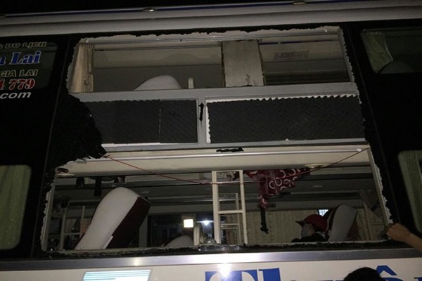 Khởi tố 3 đối tượng ném đá xe khách cho... vui - 2 Xe
giường nằm của Công ty TNHH vận tải Thuận Tiến bị các đối tượng ném vỡ
kính