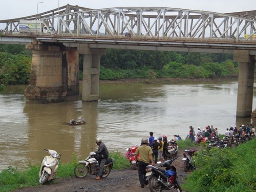 Người dân tập trung theo dõi quá trình tìm kiếm thi thể nạn nhân
