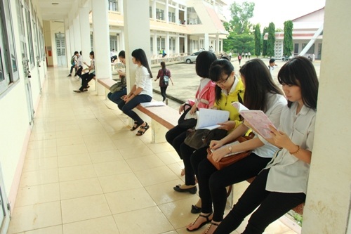 Tranh thủ ôn bài trước giờ thi.