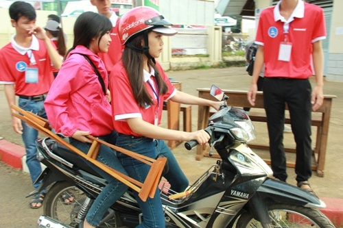 Thí sinh bị gãy chân được chở tới tận phòng thi.