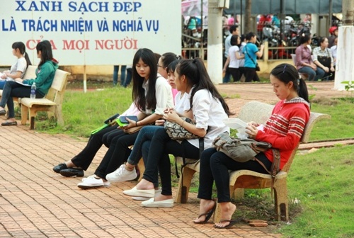 Thí sinh đến sớm tạo tâm lý ổn định trước khi thi. (Ảnh: Thúy Diễm)