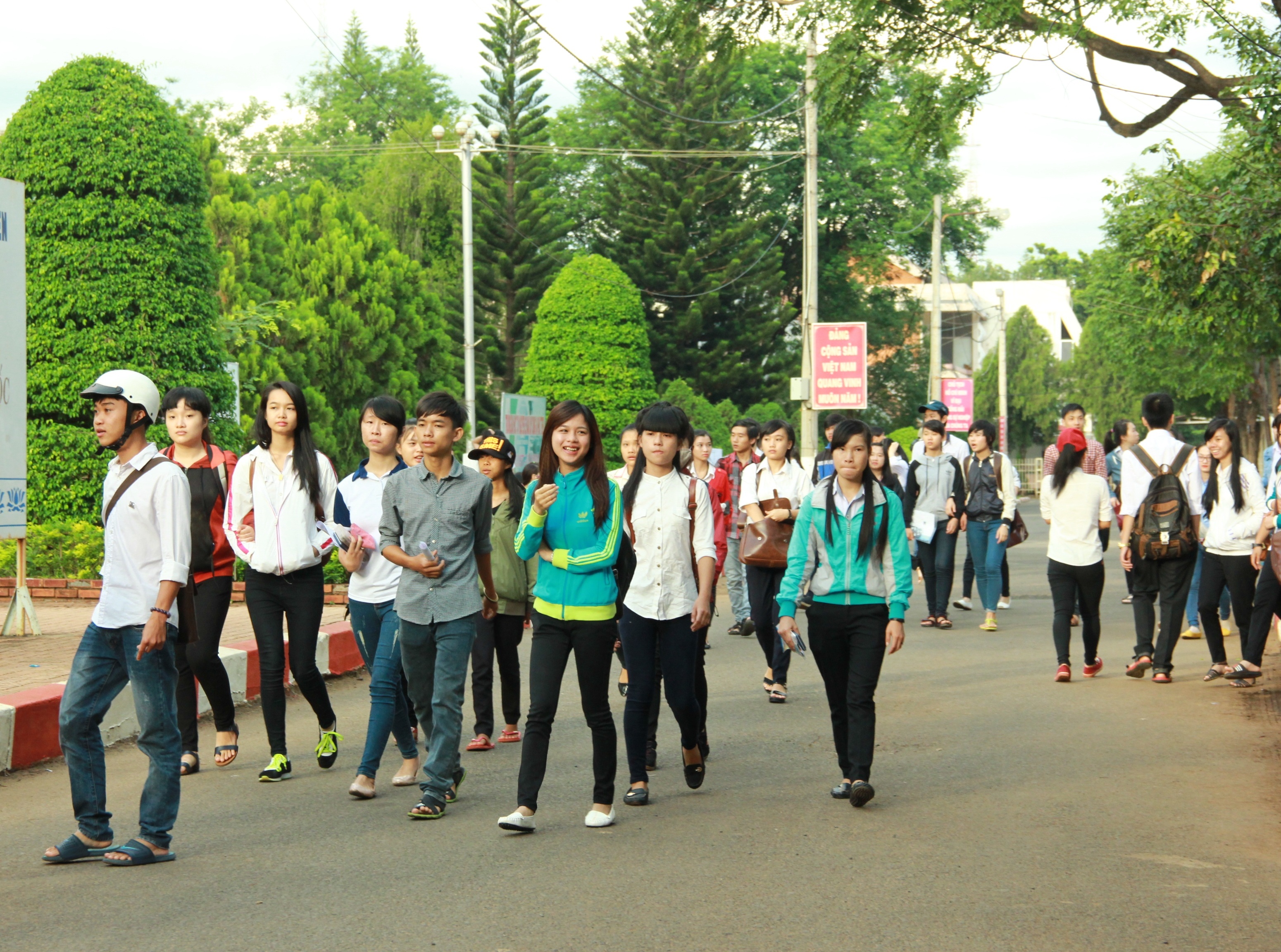 Thí sinh ra về sau môn thi Toán. (Ảnh: Thúy Diễm)