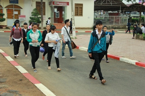 Thí sinh ra về kết thúc ngày thi đầu tiên. (Ảnh: Thúy Diễm)