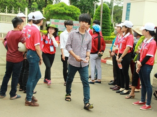 Thí sinh khá lo lắng sau buổi thi đầu tiên. (Ảnh: Thúy Diễm)