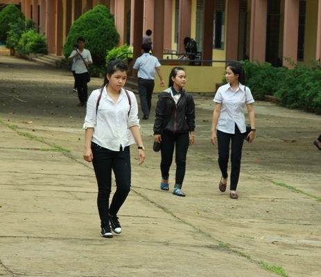 Thí sinh ra về sau buổi thi chiều 2/7. (Ảnh: Thúy Diễm)