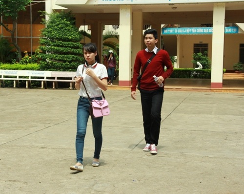 Thí sinh ra về sau môn Sử. (Ảnh: Thúy Diễm)