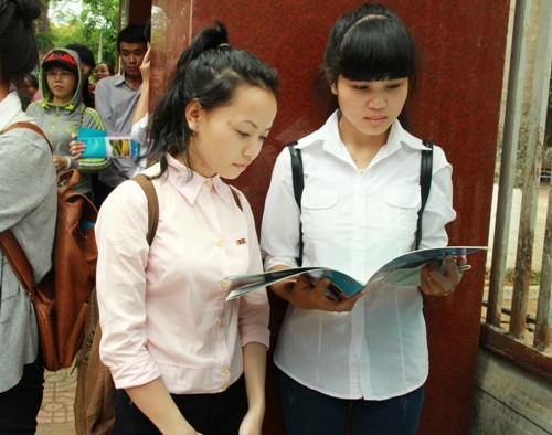 Thí sinh xem lại bài sau môn thi. (Ảnh: Thúy Diễm)