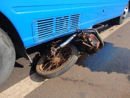 Xe máy bị kéo lê hơn
17m trên đường