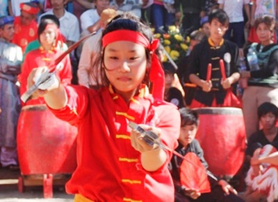 Đến hội Đô thị Nước Mặn xem con gái Bình Định đánh võ - 3 Đến hội Đô thị Nước Mặn xem con gái Bình Định đánh võ - 3