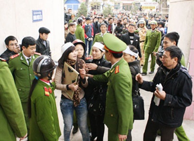 Sát thủ máu lạnh bật khóc nghe mô tả thương tích nạn nhân  - 13