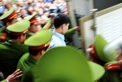 Sát thủ máu lạnh bật khóc nghe mô tả thương tích nạn nhân  - 1