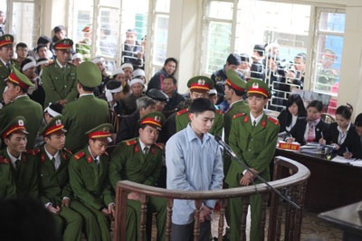 Sát thủ máu lạnh bật khóc nghe mô tả thương tích nạn nhân  - 2