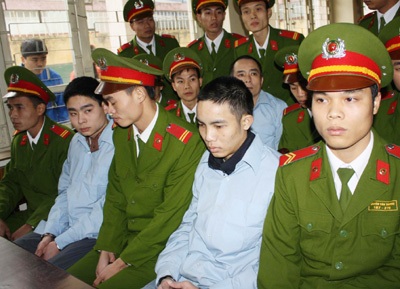 Sát thủ máu lạnh bật khóc nghe mô tả thương tích nạn nhân  - 11