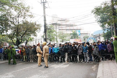 Sát thủ máu lạnh bật khóc nghe mô tả thương tích nạn nhân  - 10