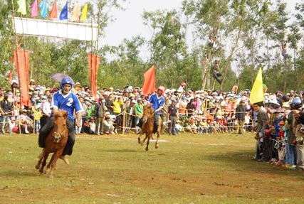Lên gò Thì Thùng xem nông dân đua ngựa - 1 Lên gò Thì Thùng xem nông dân đua ngựa - 1