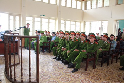 Sát thủ máu lạnh bật khóc nghe mô tả thương tích nạn nhân  - 7