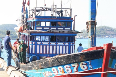 Đưa 10 người nước ngoài gặp nạn trên biển về đến Nha Trang - 1 Đưa 10 người nước ngoài gặp nạn trên biển về đến Nha Trang - 1