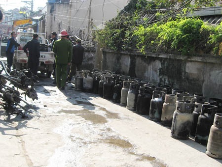Lửa thiêu hàng gas, 2 mẹ con chết, nhiều người bỏng nặng - 8 Lửa thiêu hàng gas, 2 mẹ con chết, nhiều người bỏng nặng - 8