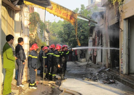 Lửa thiêu hàng gas, 2 mẹ con chết, nhiều người bỏng nặng - 6 Lửa thiêu hàng gas, 2 mẹ con chết, nhiều người bỏng nặng - 6