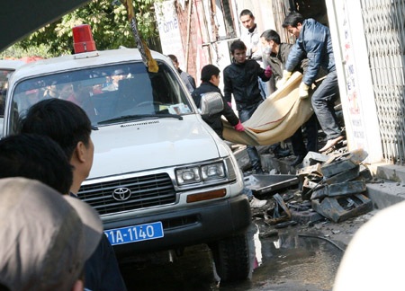 Lửa thiêu hàng gas, 2 mẹ con chết, nhiều người bỏng nặng - 4