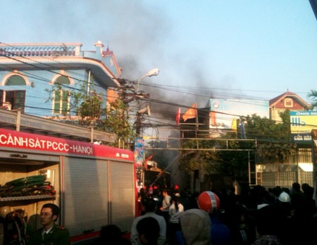 Lửa thiêu hàng gas, 2 mẹ con chết, nhiều người bỏng nặng - 3 Lửa thiêu hàng gas, 2 mẹ con chết, nhiều người bỏng nặng - 3