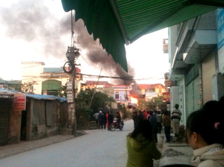 Lửa thiêu hàng gas, 2 mẹ con chết, nhiều người bỏng nặng - 1 Lửa thiêu hàng gas, 2 mẹ con chết, nhiều người bỏng nặng - 1