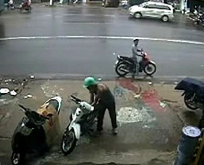 Kẻ trộm dùng dao quắm chống lại công an - 1 Kẻ trộm dùng dao quắm chống lại công an - 1
