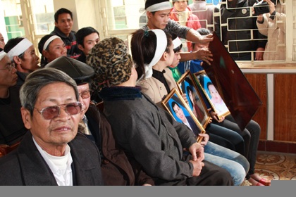 Sát thủ máu lạnh bật khóc nghe mô tả thương tích nạn nhân  - 8