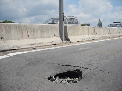 Hiện tượng lút nứt trên cao tốc TP.HCM - Trung Lương vừa qua.