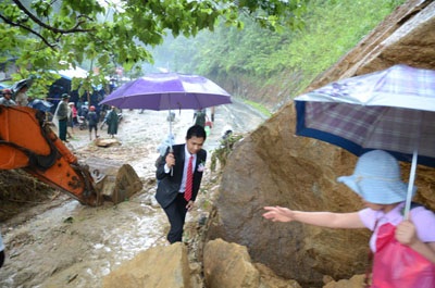 Mưa to, lở núi gây tắc đường lên Sa Pa