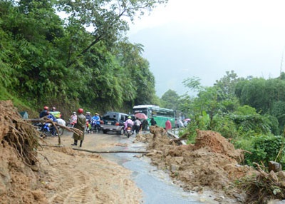 Mưa to, lở núi gây tắc đường lên Sa Pa