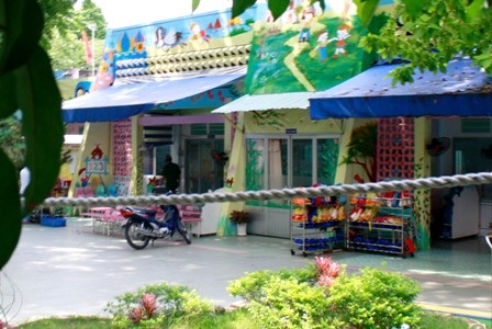 Bên trong trường, cửa đóng im ỉm, không động tĩnh.