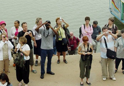Nha Trang là một địa điểm thu hút nhiều khách du lịch nước ngoài đến nghỉ dưỡng.