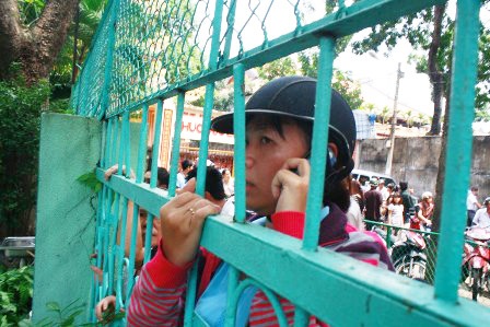 Phụ huynh đã tiếp cận được hàng rào trường, yên tâm hơn vì con cháu bên trong vẫn an toàn.