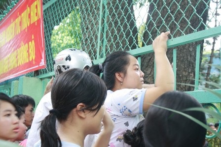 Phụ huynh đã tiếp cận được hàng rào trường, yên tâm hơn vì con cháu bên trong vẫn an toàn.