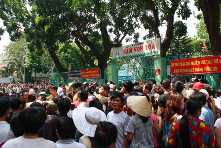 Phụ huynh đã tiếp cận được hàng rào trường, yên tâm hơn vì con cháu bên trong vẫn an toàn.