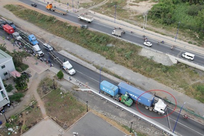 Chiếc container đầu trắng, thùng xanh nằm vạ giữa đường.