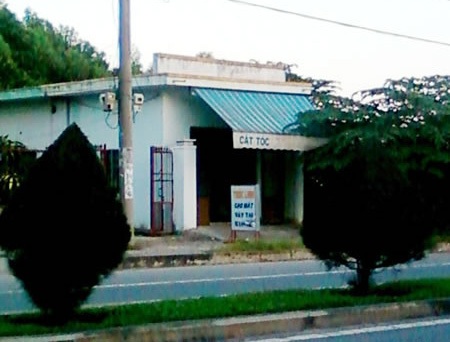 Mại dâm “bình dân”: Đi massage phải... chạy - 1 Dù để bảng hiệu là hớt tóc, massage, gội đầu nhưng thực chất các tiệm này không có kéo hay tông đơ.
