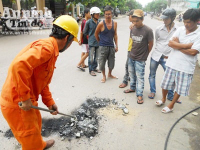 Nổ đường dây điện, một người nhập viện - 2 Sau khi bị nổ dây điện rơi xuống đường tiếp tục cháy đun chảy nhôm, vỏ nhựa lẫn nhựa đường.