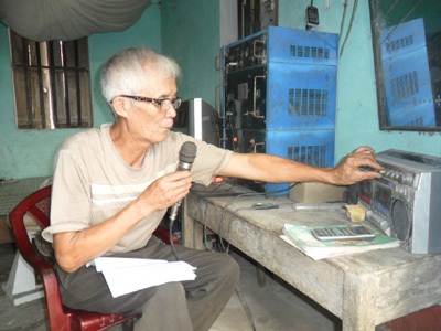 Nhà đài đóng đô trong một góc căn nhà cấp 4 chật chội.