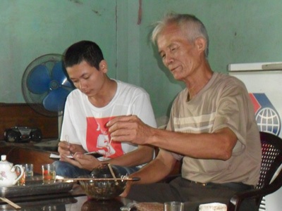 Ông Vận đã tình nguyện làm công việc này suốt 50 năm qua.