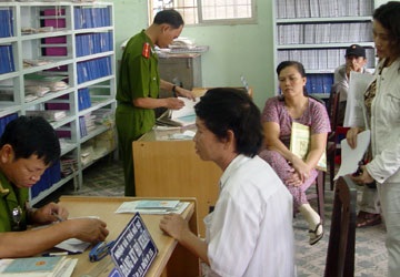 Bộ Công an rút quy định xóa hộ khẩu - 1 Trên thực tế việc cắt và nhập hộ khẩu không hề đơn giản. Ảnh minh họa: HTD