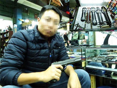 Đi chợ vũ khí Hà Khẩu - 1 Chợ vũ khí vùng biên la liệt hàng.