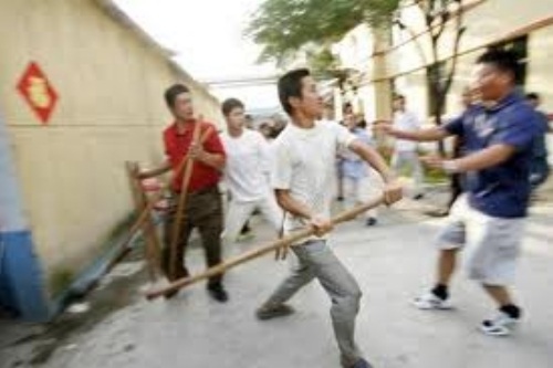 Một học sinh bị du côn đánh chết tại sân trường - 1 Các đối tượng vây đánh nạn nhân đến chết do không chịu đưa tiền xin đểu (Ảnh minh họa).