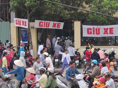 Trắng đêm dâng lễ chùa Bà ngày rằm tháng Giêng - 6 Dù giá đội lên nhiều lần, các bãi giữ xe ở chùa Bà vẫn đông nghẹt xe.