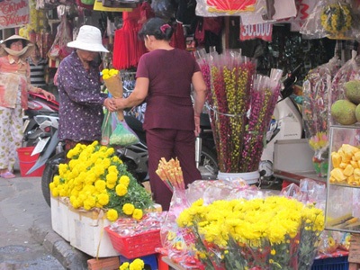 Hoa cũng đắt khách